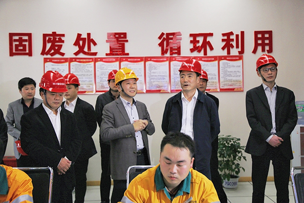 2016年3月，浙江省人大常委會副主任趙光君（右二，時任金華市委書記）來集團(tuán)調(diào)研水泥窯協(xié)同處置固廢項(xiàng)目，肯定集團(tuán)在“五水共治”、環(huán)境保護(hù)等方面作出的貢獻(xiàn)