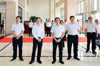 2022年8月，蘭溪市委書記戴翀(左三)來紅獅集團(tuán)調(diào)研
