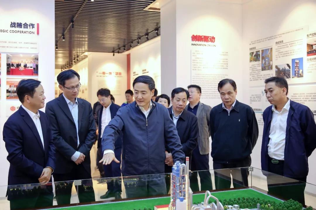 浙江省人大常委會副主任趙光君（左三）看望省人大代表、紅獅集團(tuán)董事長章小華